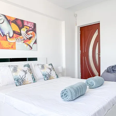 Chic & Modern In Center *