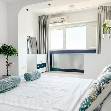 Chic & Modern In Center Apartment *