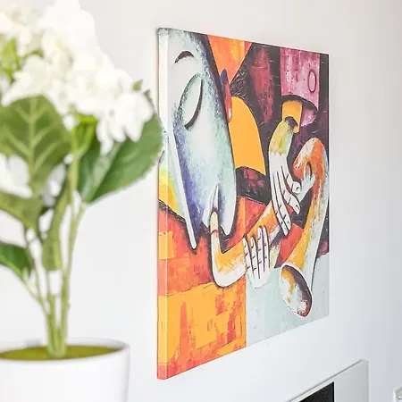 Chic & Modern In Center