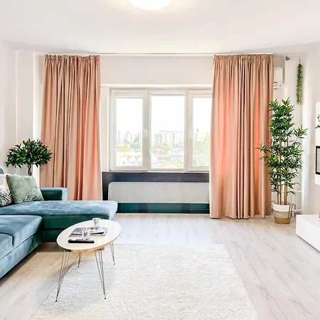 Chic & Modern In Center Apartment