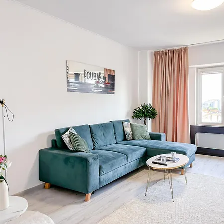 Chic & Modern In Center Apartment
