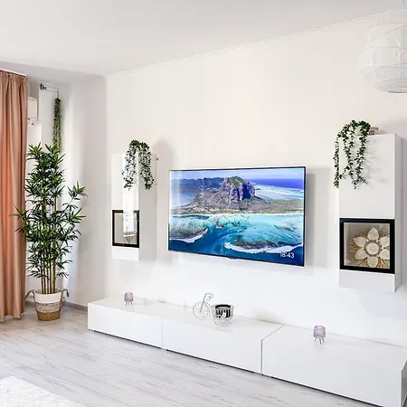 Chic & Modern In Center *